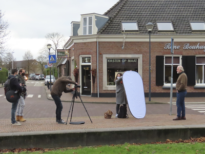 902028 Afbeelding van een foto- en videoploeg die opnamen maakt van Ad van Zoeren (rechts), dorpsbarbier te Vleuten en ...